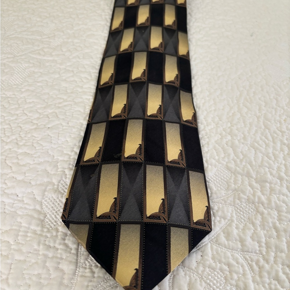 Elegant Gold and Black Men's Tie